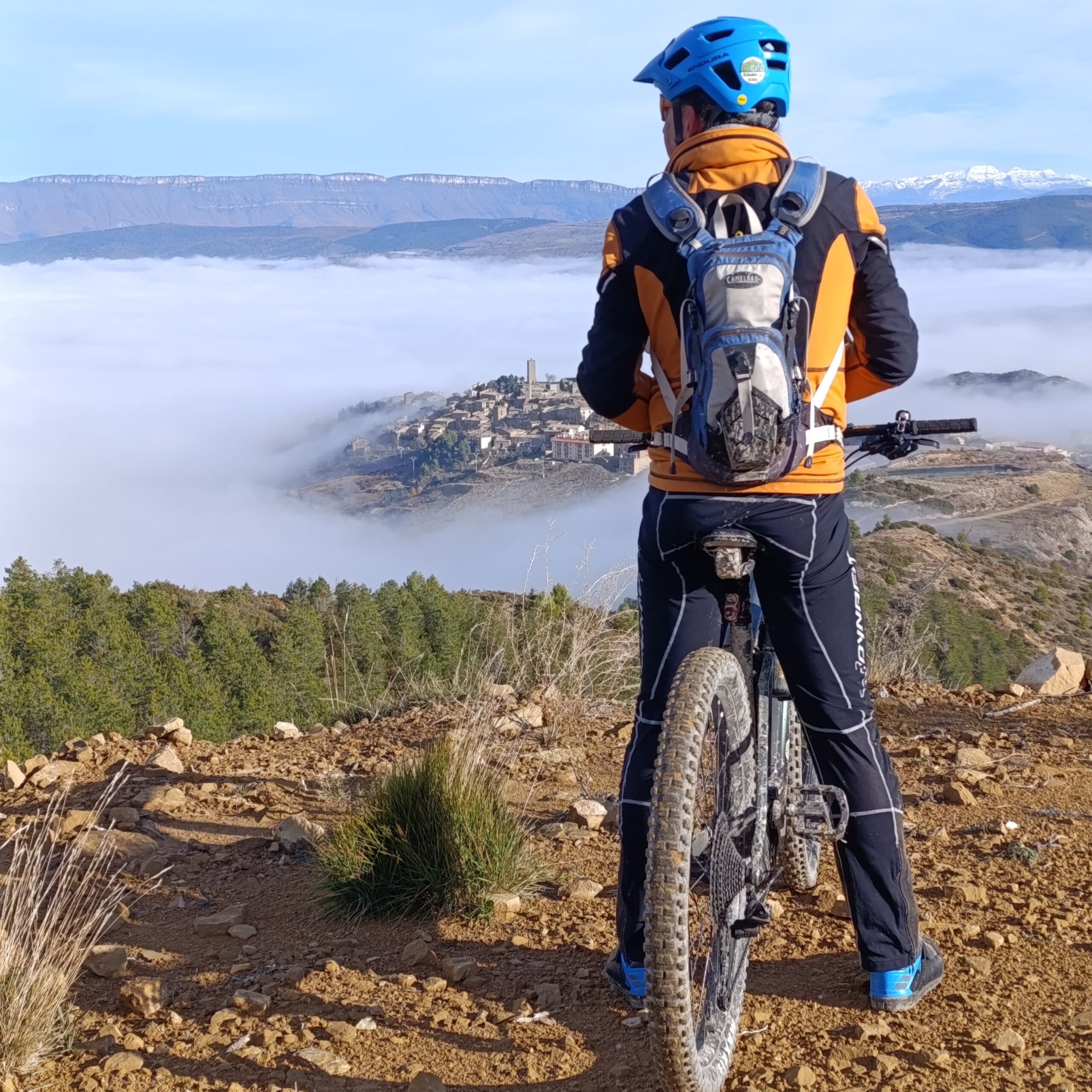 cliclista mirando el paisajes