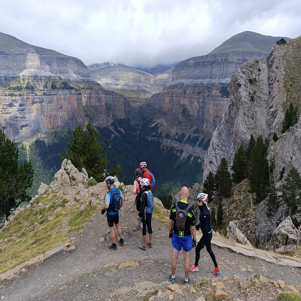 Ciclistas en el mirador de Ordesa durante una ruta con Rodando en verde
