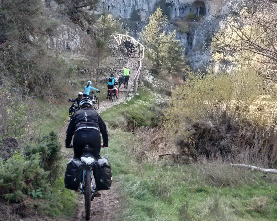 Ciclistas rodando en el Cañón del Río Lobos en una ruta de Rodando en verde