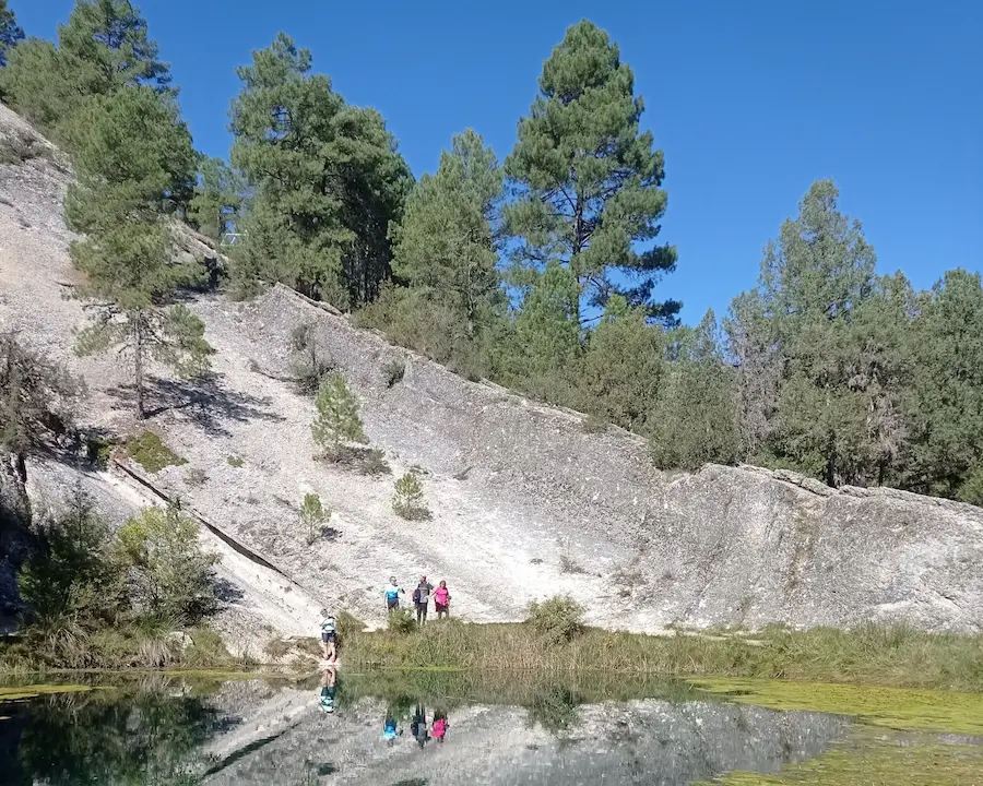 Ciclistas en La Fuentona durante una ruta en bicicleta con Rodando en verde