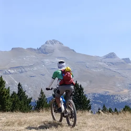 Ciclista pedaleando por el Pirineo Aragonés con Rodando en verde