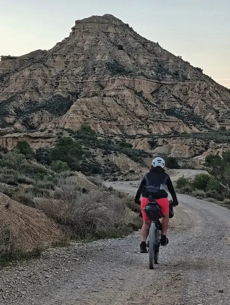 Ciclista pedaleando por Los Monegros en una ruta con Rodando en verde