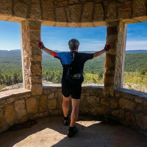 Ciclista en un mirador de la Tierra de Pinares en Soria con Rodando en verde