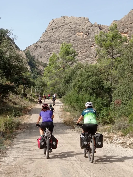 Ciclistas pedaleando con calma por la vía verde del Zafán con Rodando en verde