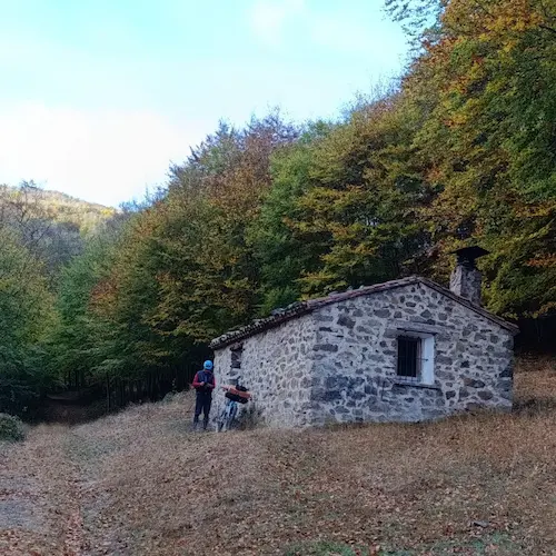 Ciclista en ruta de bikepacking Ibérica Norte en La Rioja con Rodando en verde